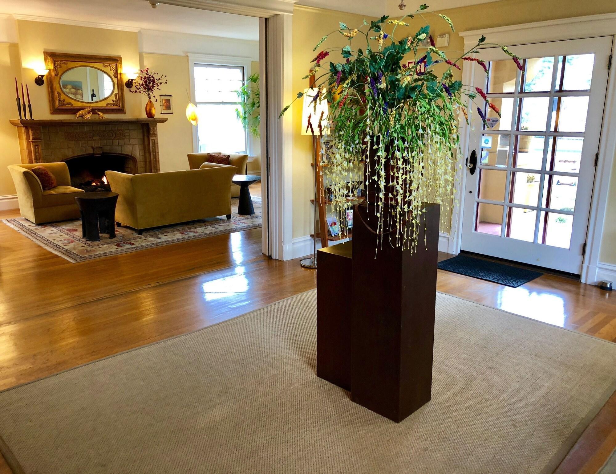 Vista Lobby The Inn On First