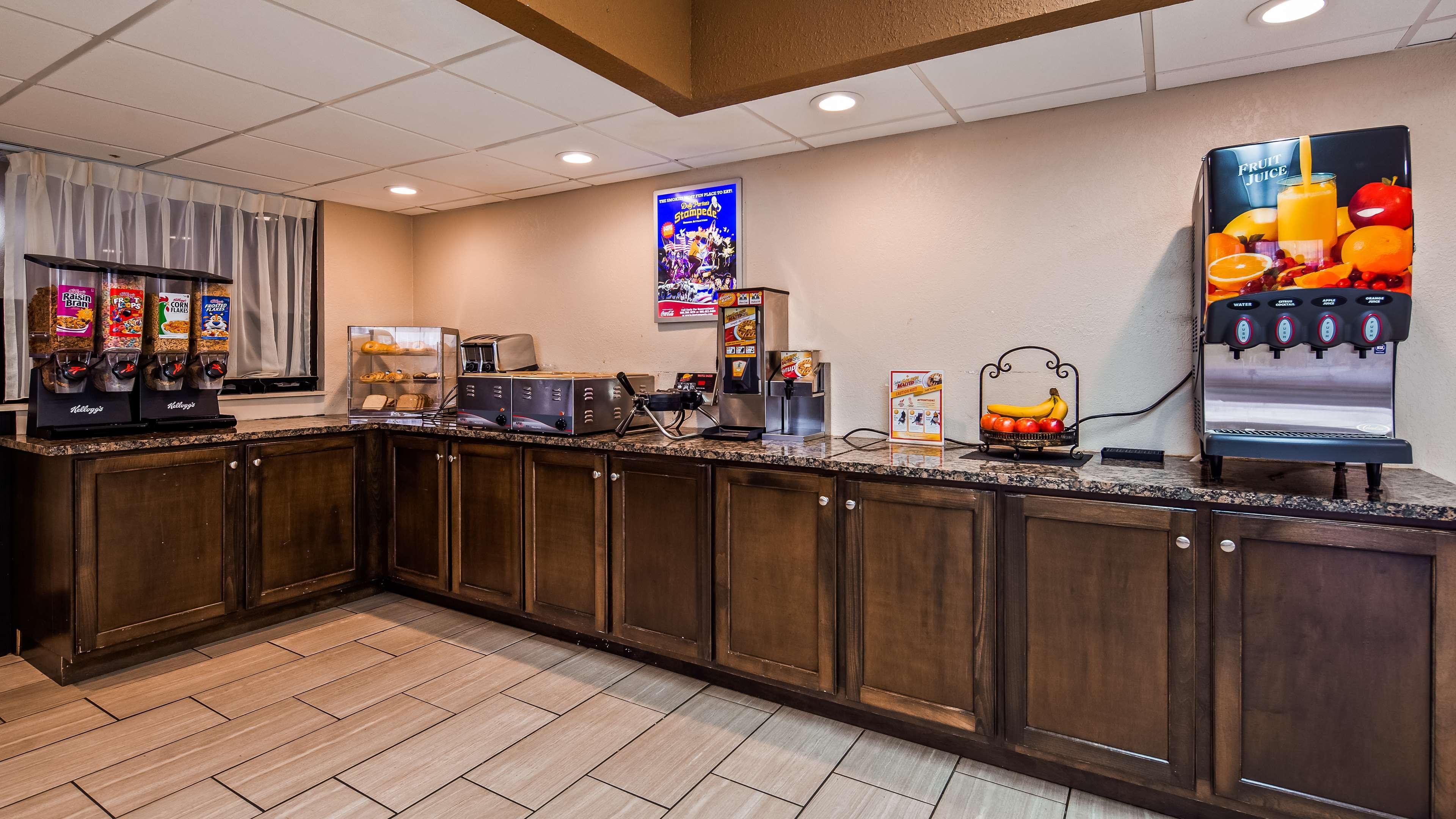 Restaurant SureStay Plus Hotel by Best Western Gatlinburg