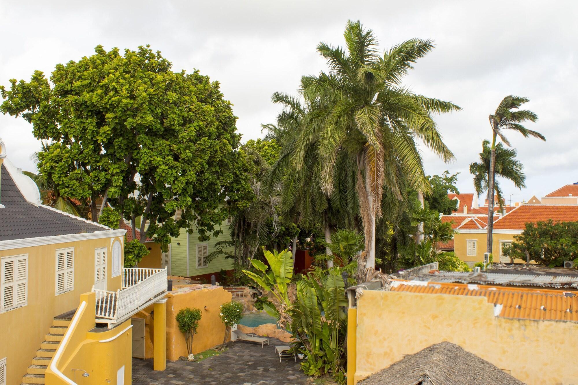 Vista Exterior Curacao Suites Hotel