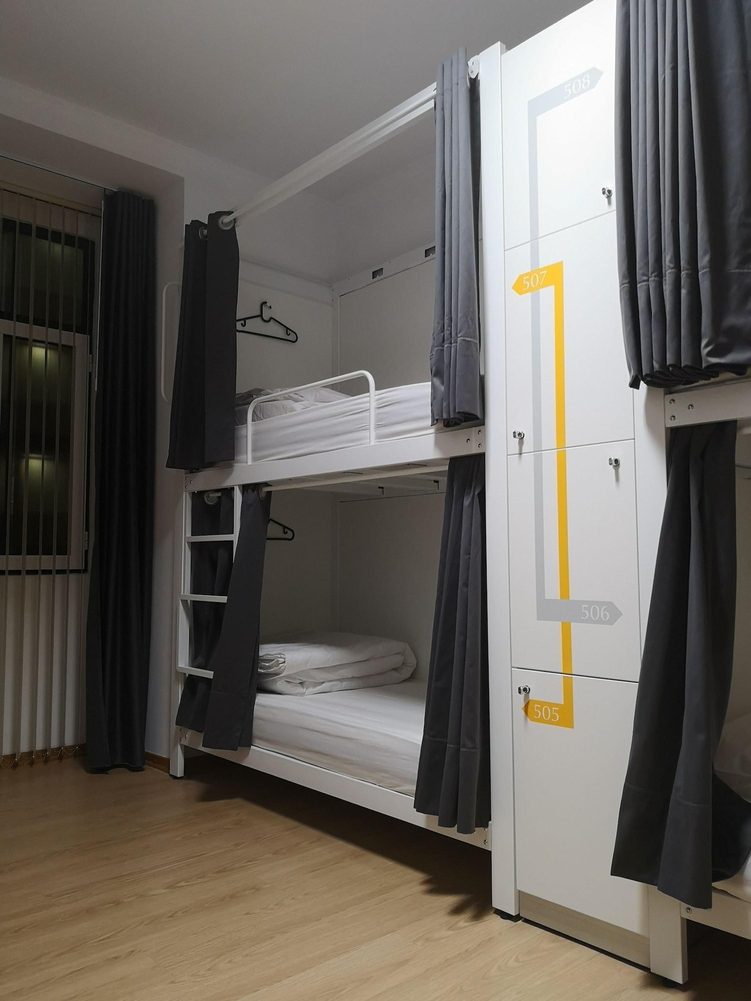 Varios Stay With Me Hostel