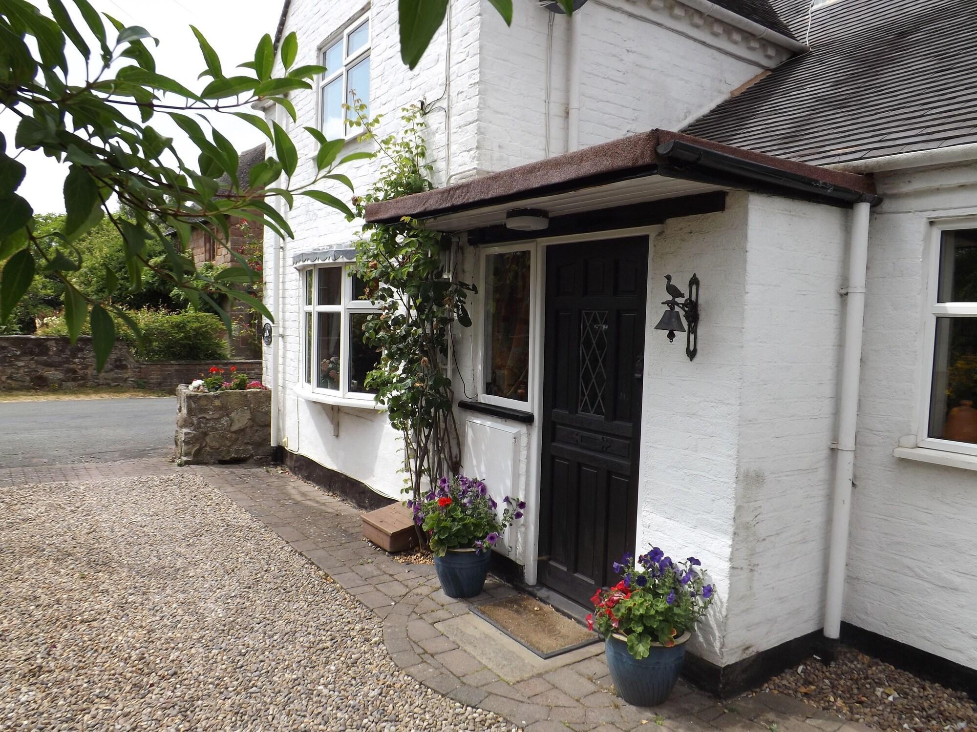Vista Exterior White Cottage