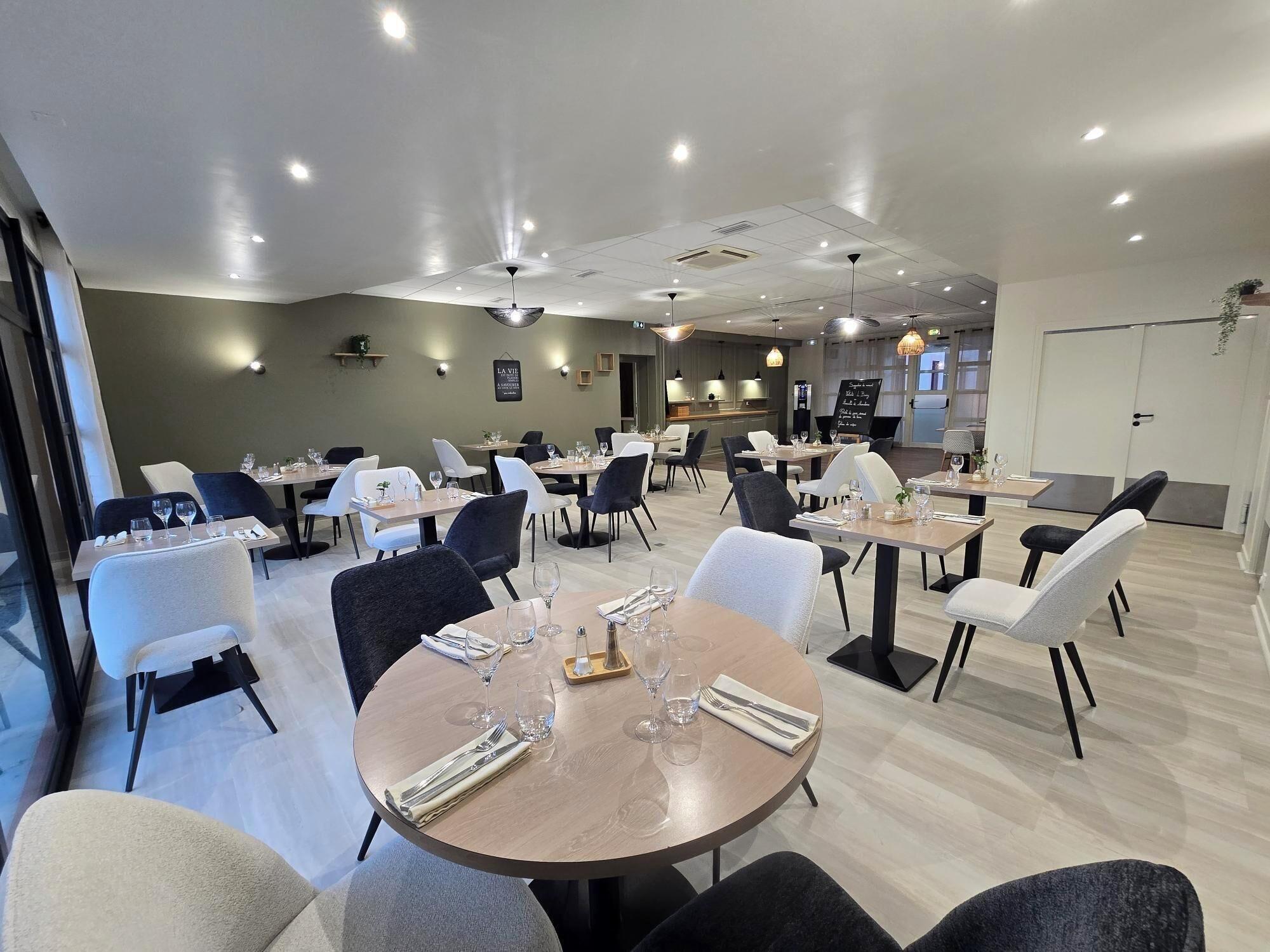 Varios Logis Hôtel Restaurant Les Fontaines