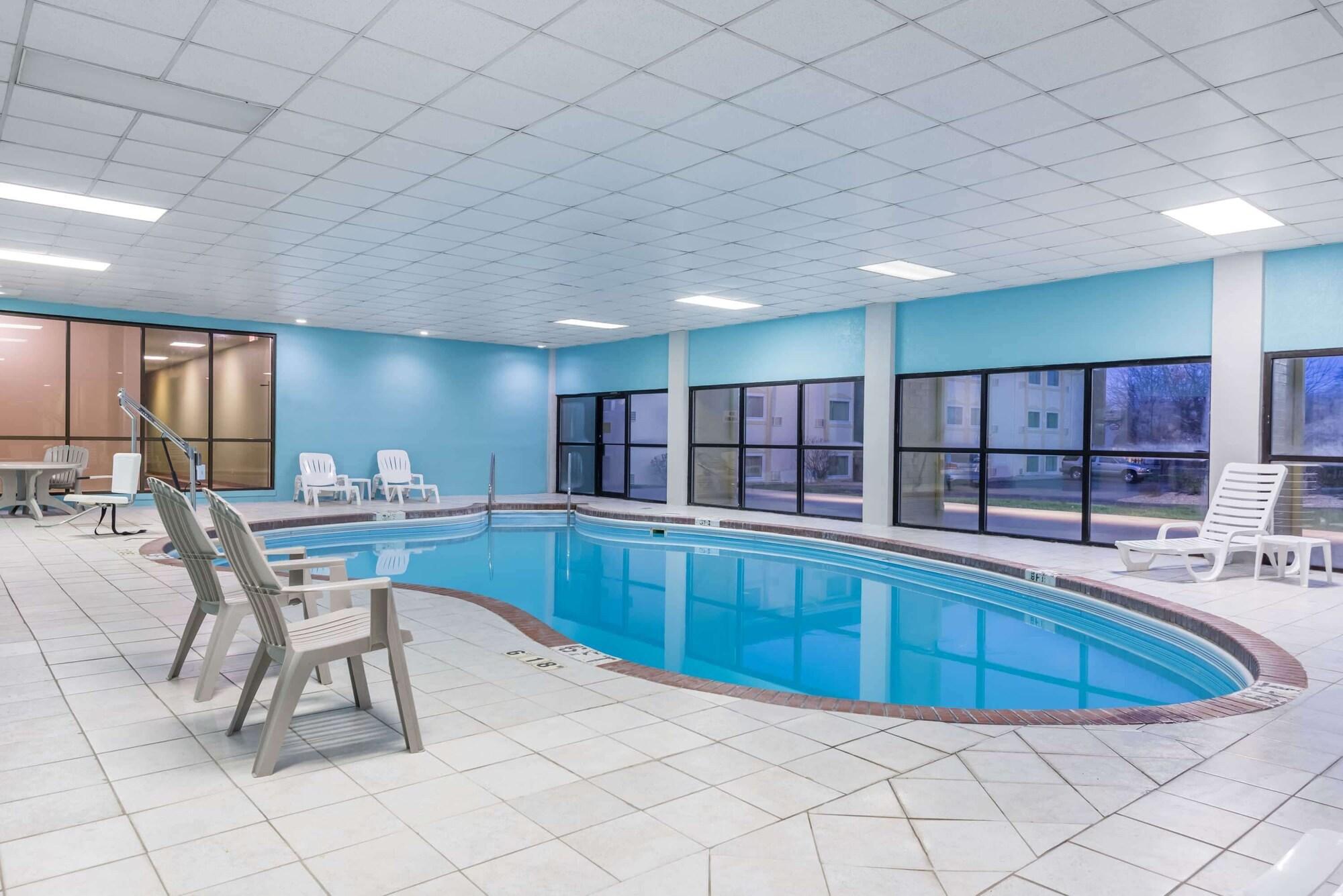 Vista Piscina Baymont by Wyndham Kokomo