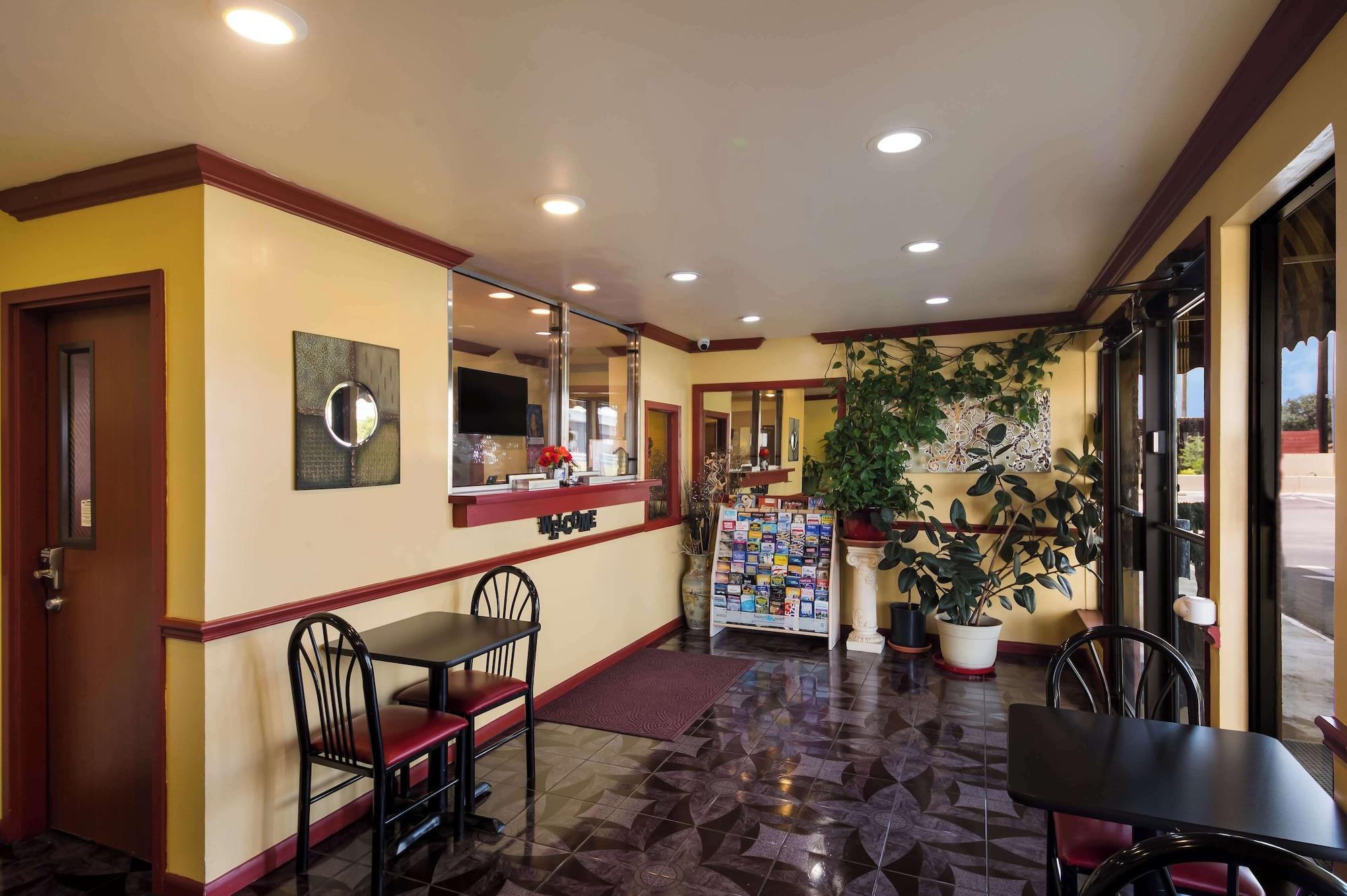 Vista Lobby Americas Best Value Inn Buda Austin S