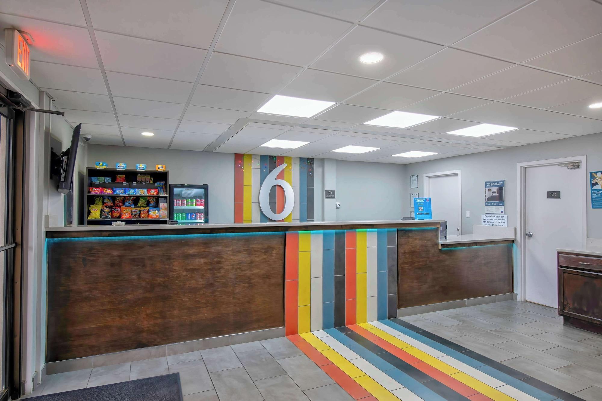 Vista Lobby Studio 6 Jackson, MS - I-55