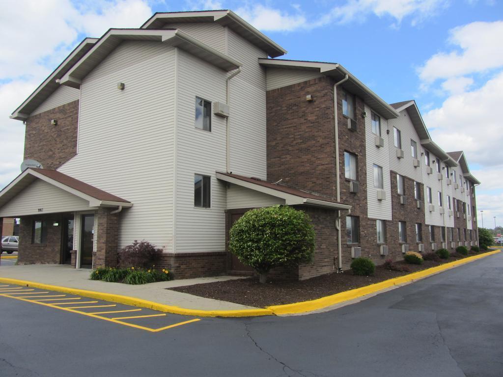 Vista Exterior American Inn Suites Detroit Metro Airport