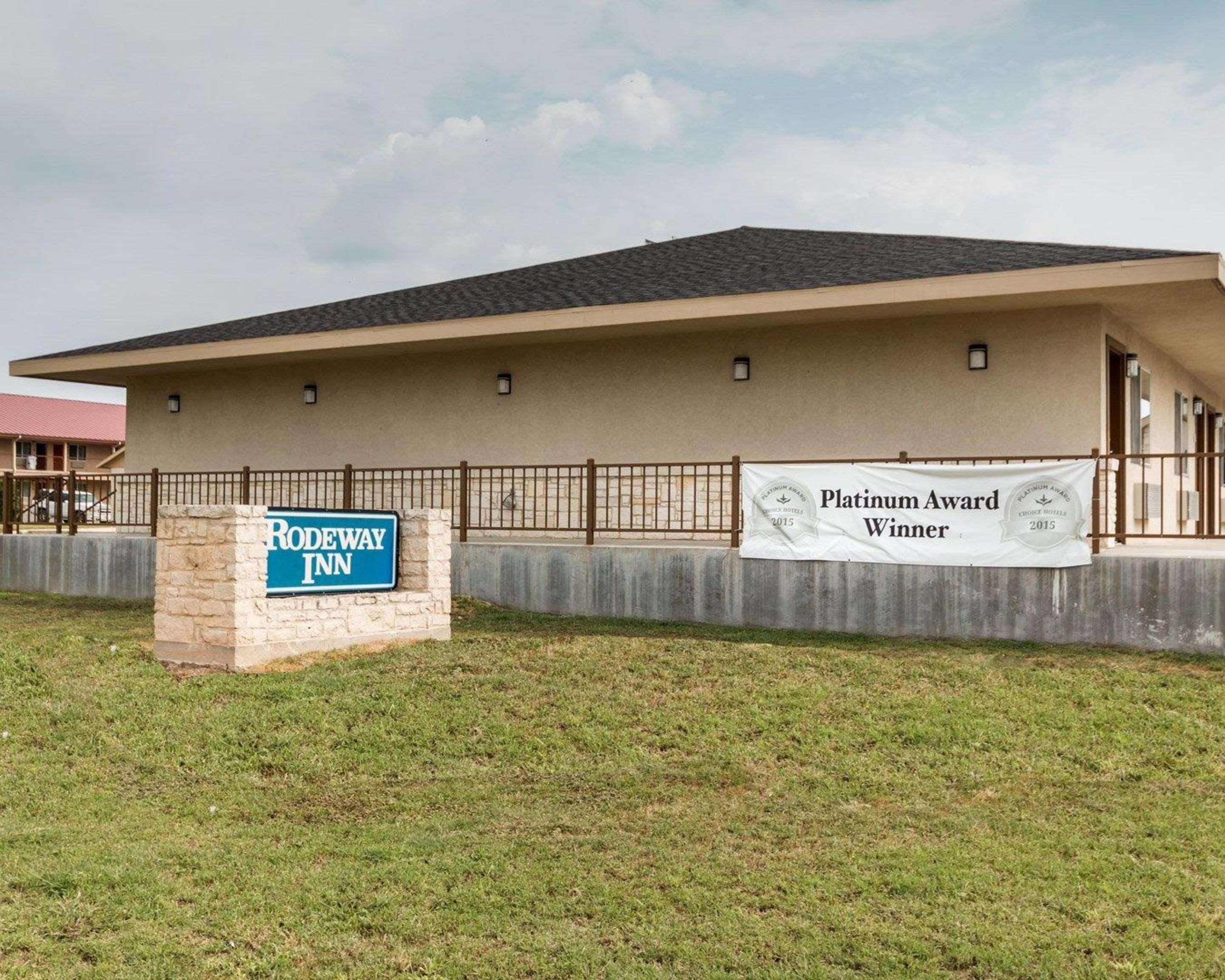 Vista Exterior Motel 6 Junction, Texas - Llano River