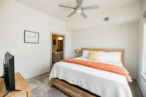 Alquiler Vacacional - Uptown Fully Furnished Apartments