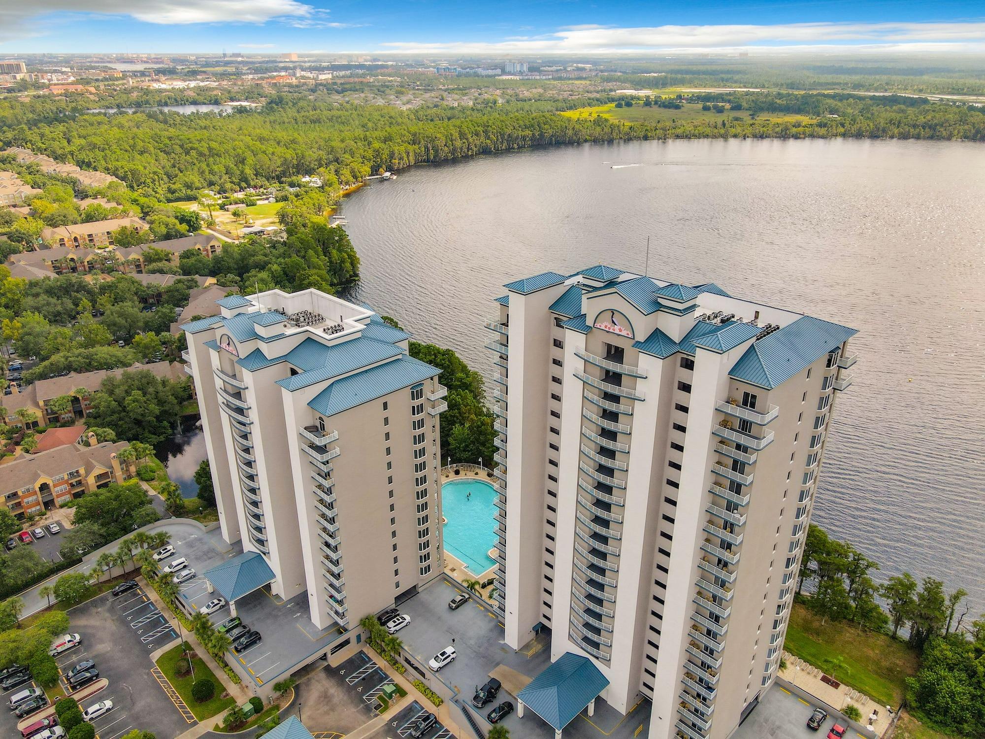 Varios Lakefront Resort in Heart of Orlando Attractions - Tu Casa Vacations