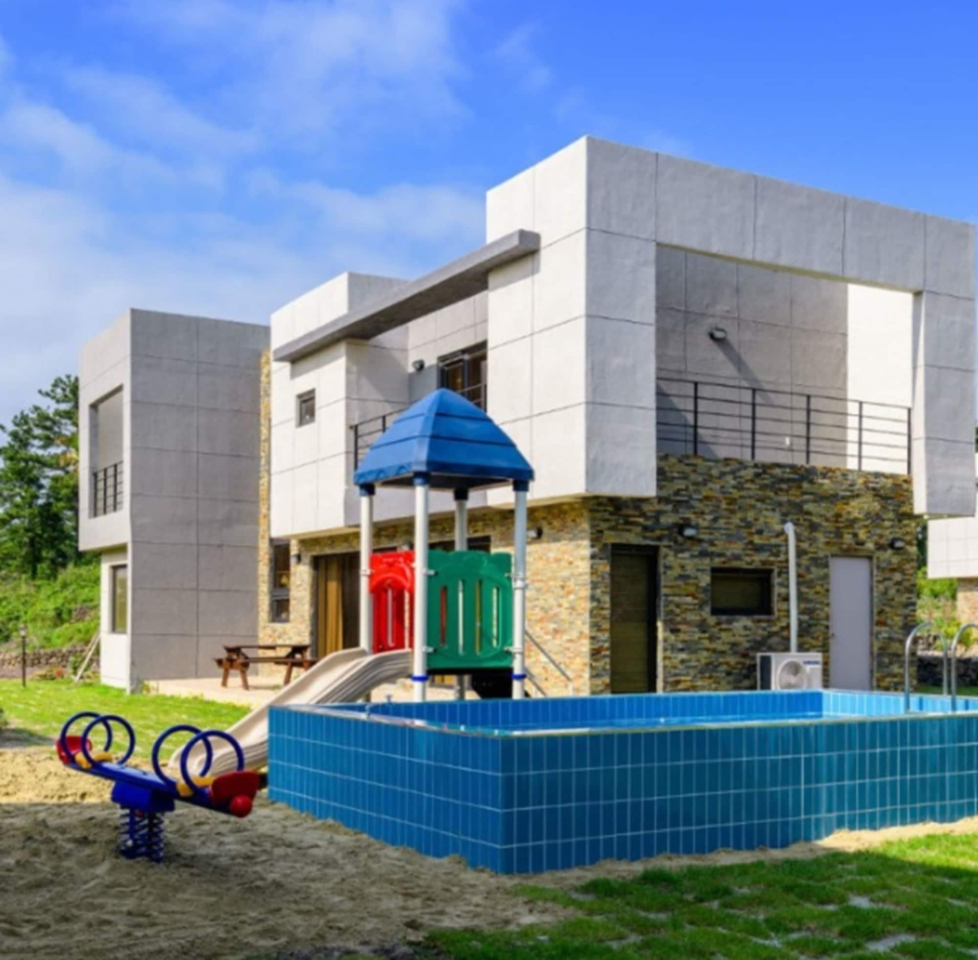 Instalaciones Recreativas Chandelier Pension