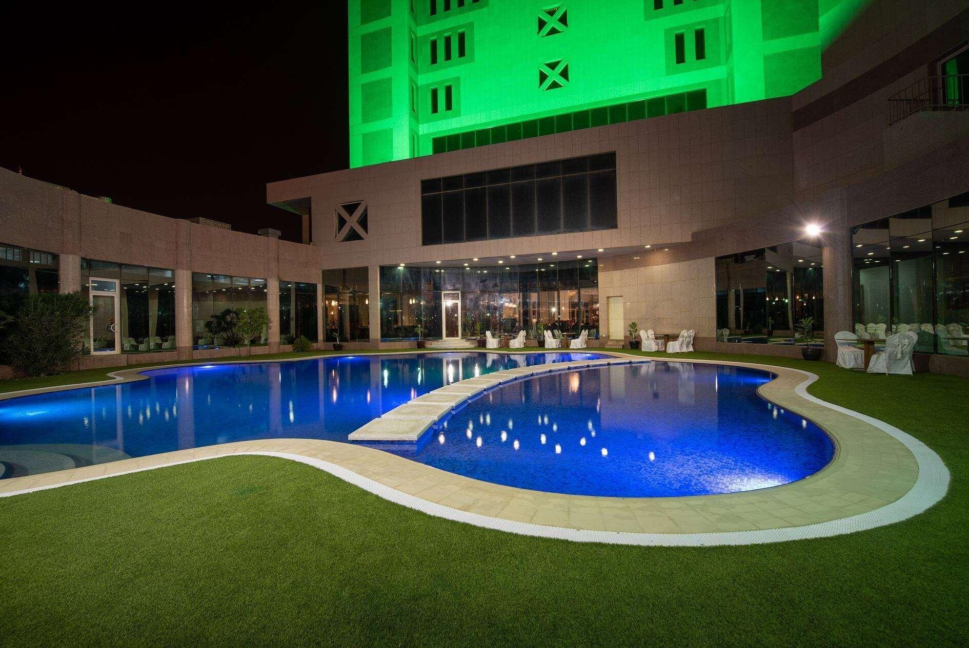 Vista Piscina Ramada Hotel & Suites Al Qassim