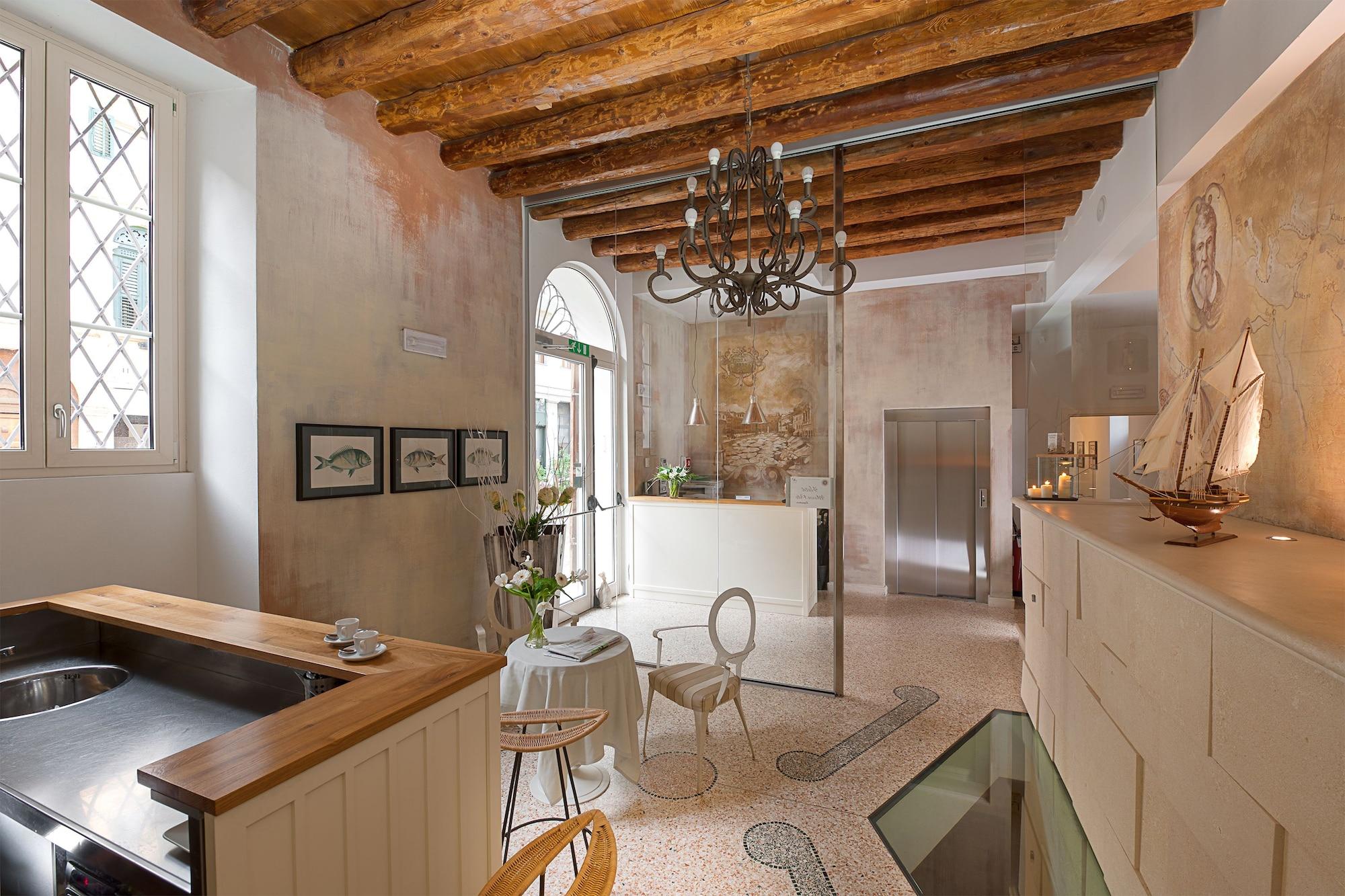 Vista Lobby Gallery Room