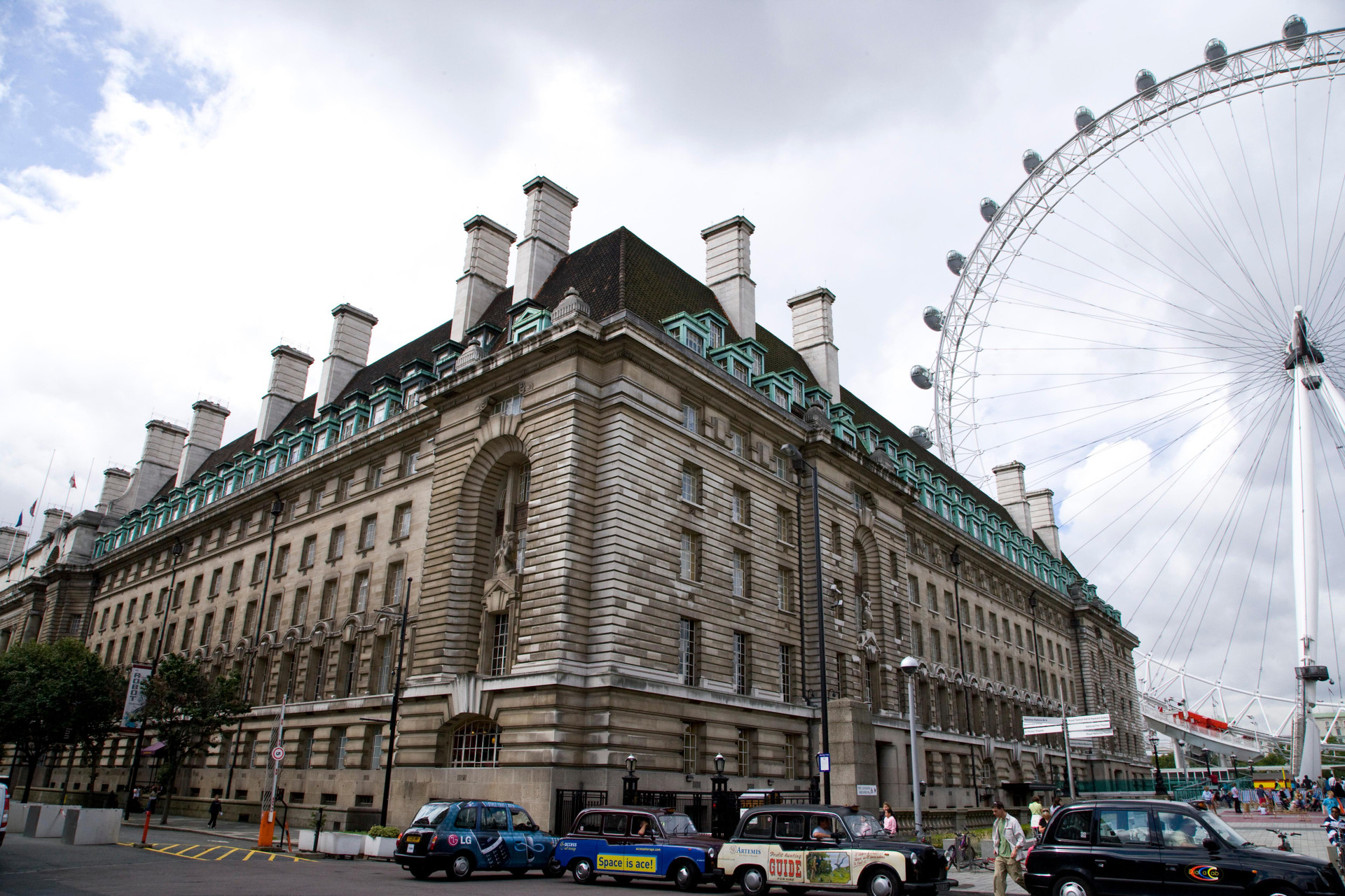Vista Exterior Premier Inn London County Hall