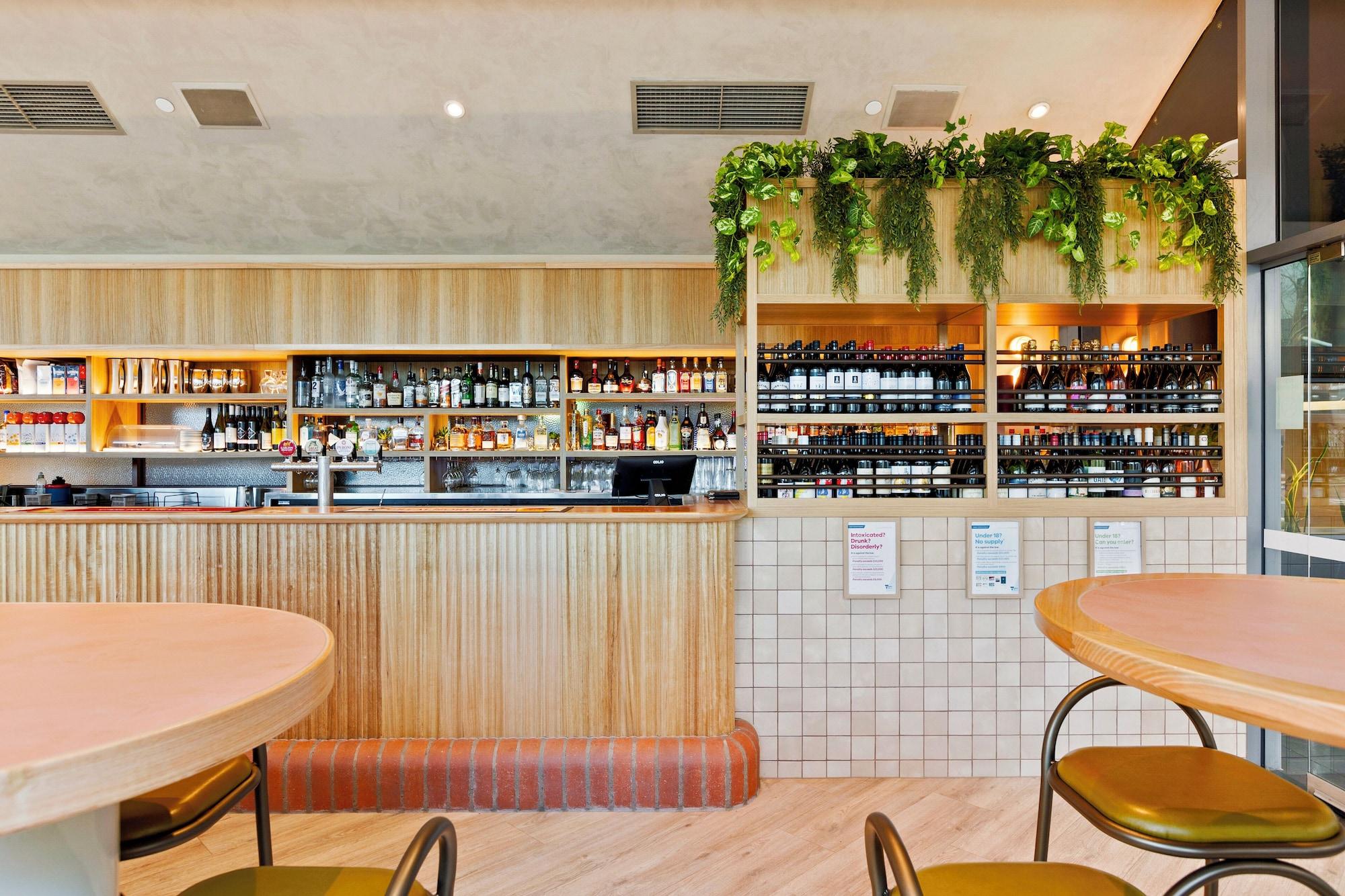 Bar/Salón Clarion Suites Gateway