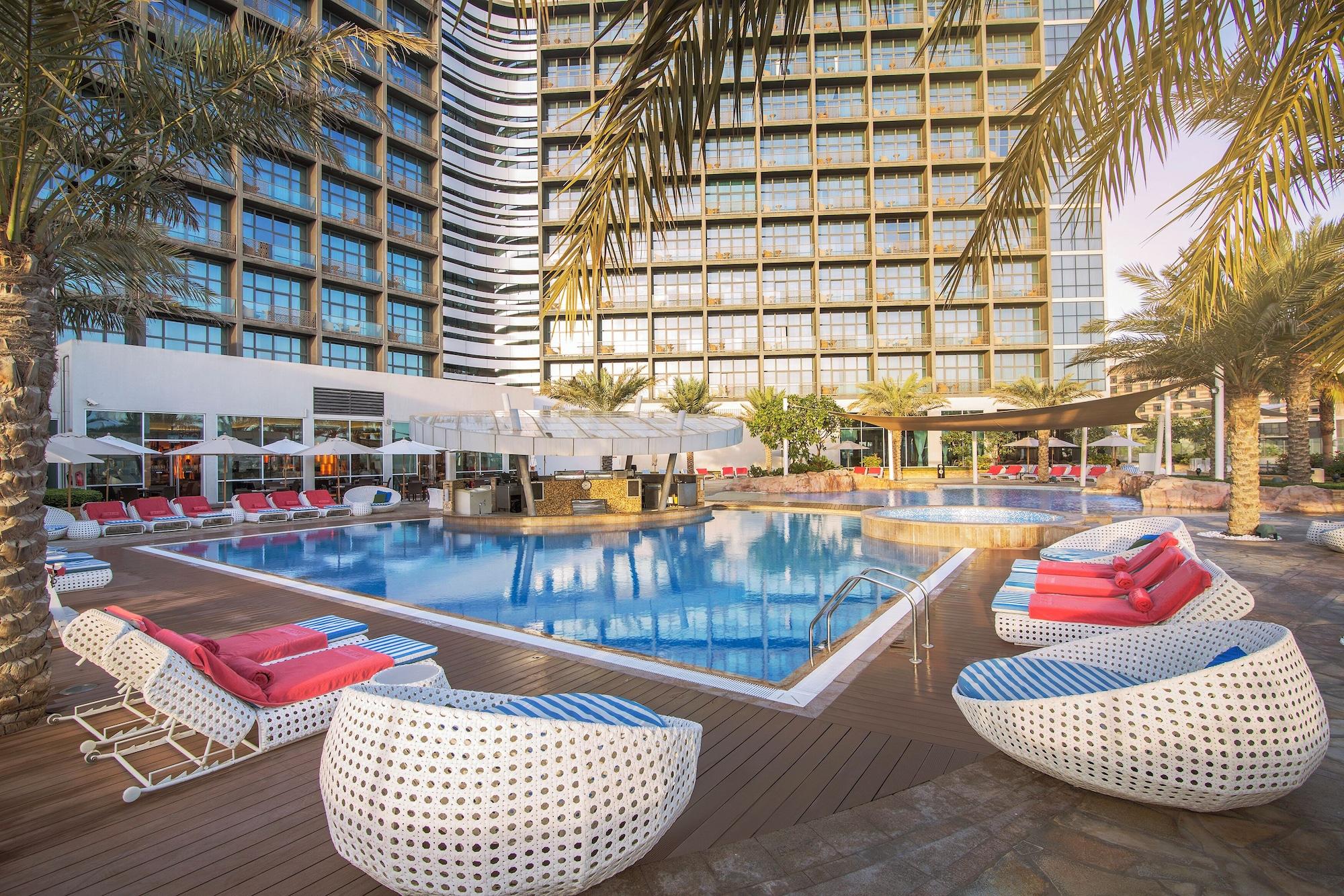 Vista Piscina Yas Plaza Marina