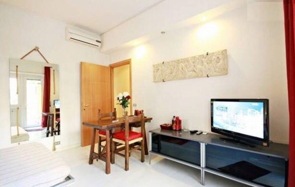 Lovely Studio Near Trastevere Jacuzzi, WiFi, Aircon, patio Fully furn Kitchen