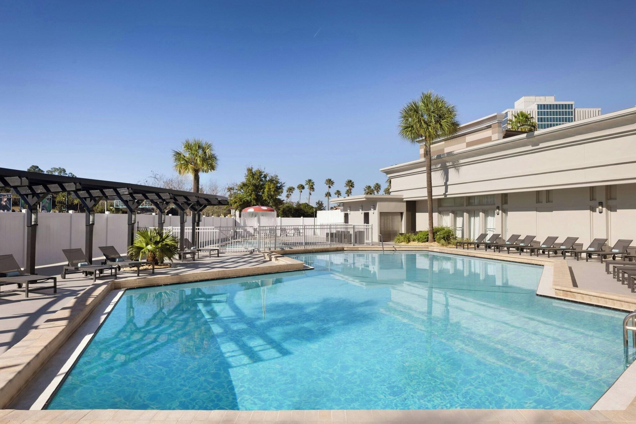 Vista Piscina Courtyard by Marriott across Universal Orlando