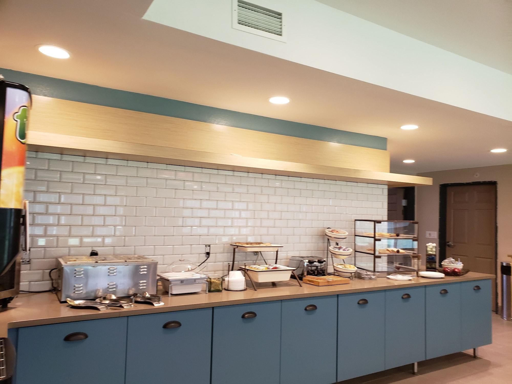 Restaurant Country Inn & Suites by Radisson, Detroit Lakes, MN