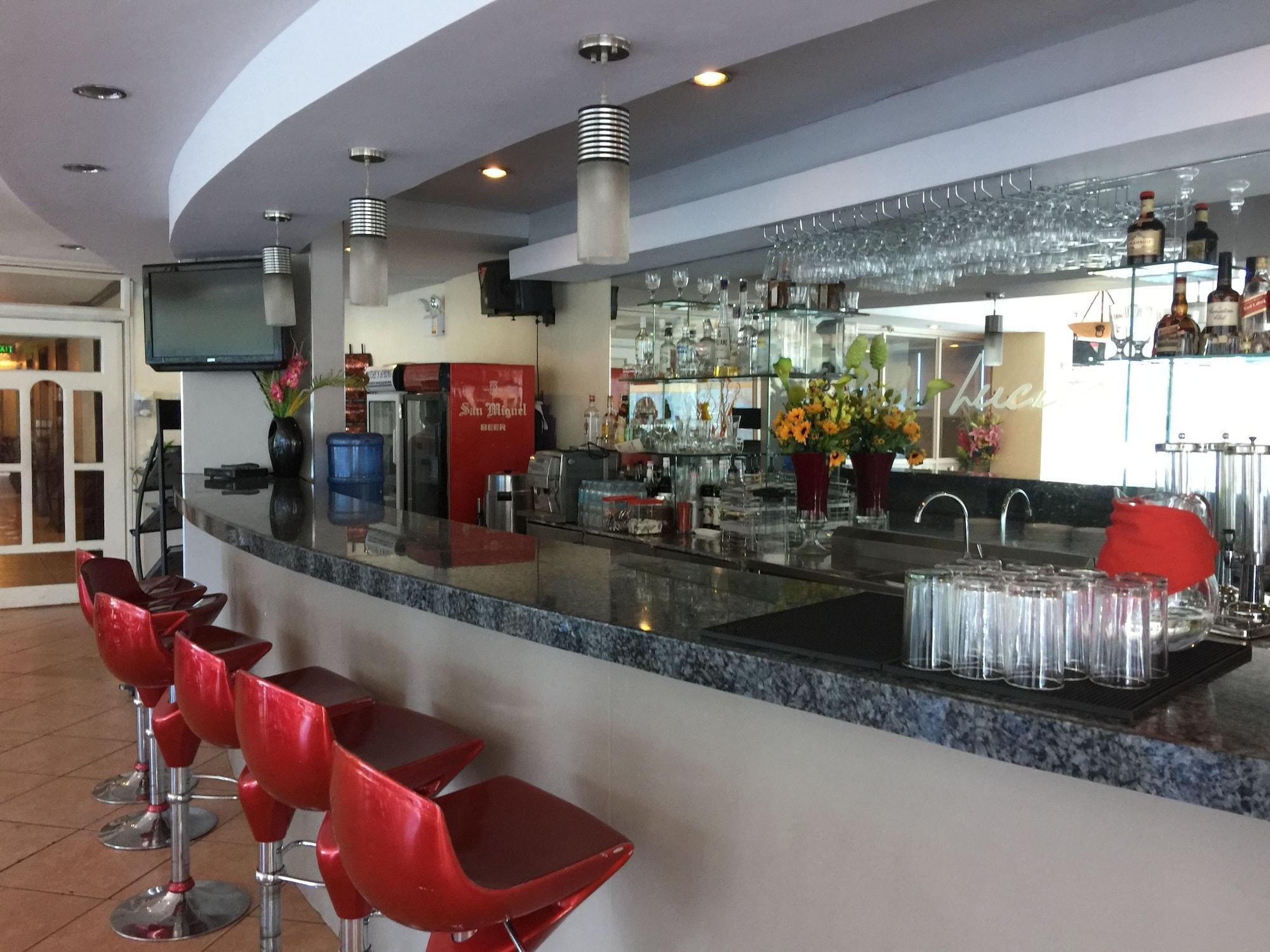 Bar/Salón The Golden Peak Hotel & Suites powered by Cocotel