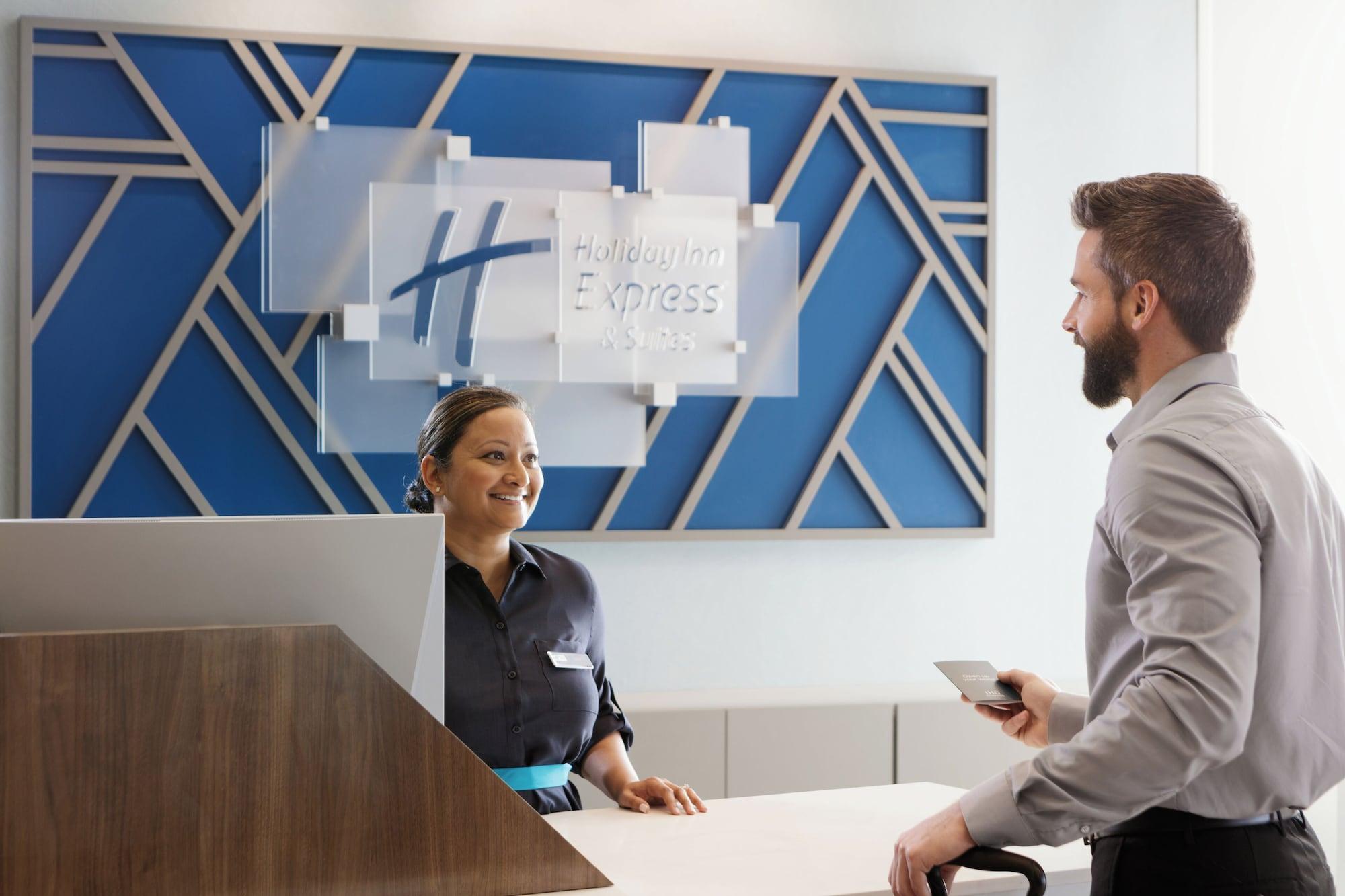 Vista Lobby Holiday Inn Express Milwaukee West Allis by IHG