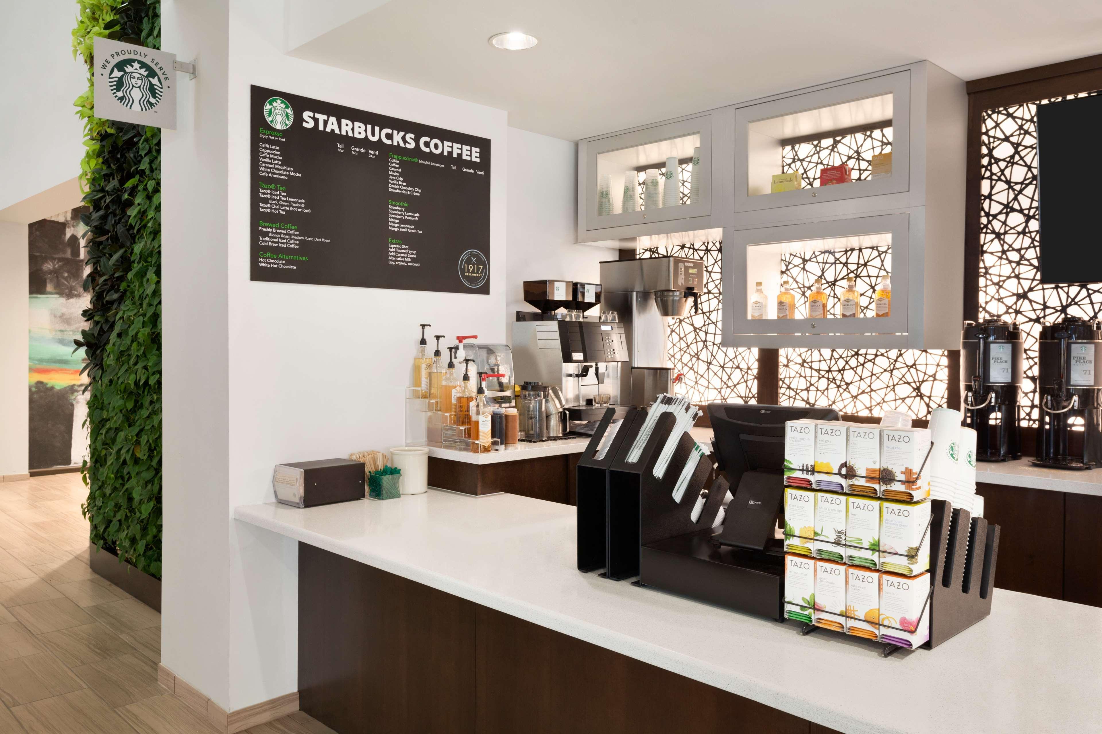 Bar/Salón Embassy Suites by Hilton San Antonio Brooks Hotel & Spa