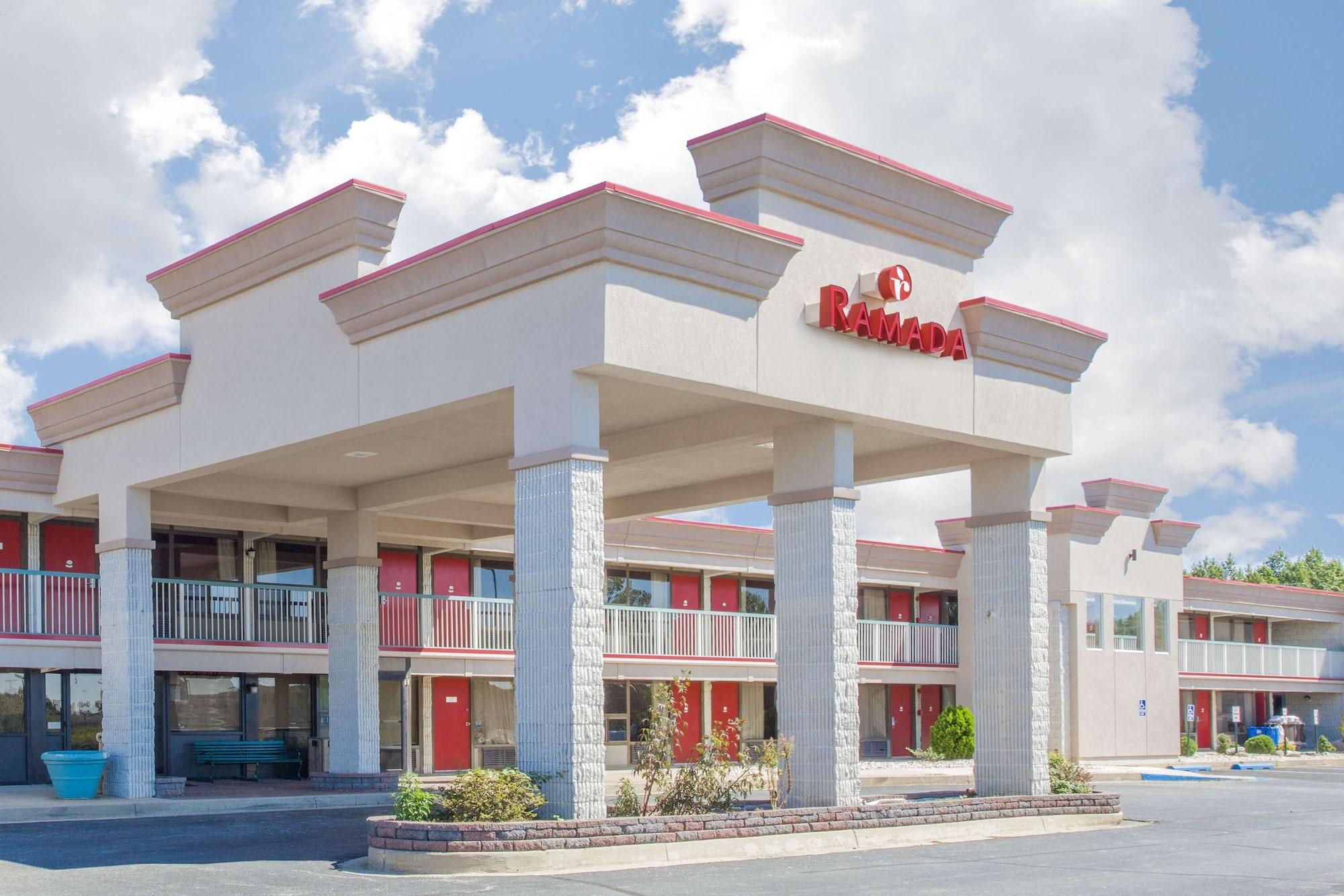 Vista Exterior Ramada Hotel & Conference Center by Wyndham Edgewood