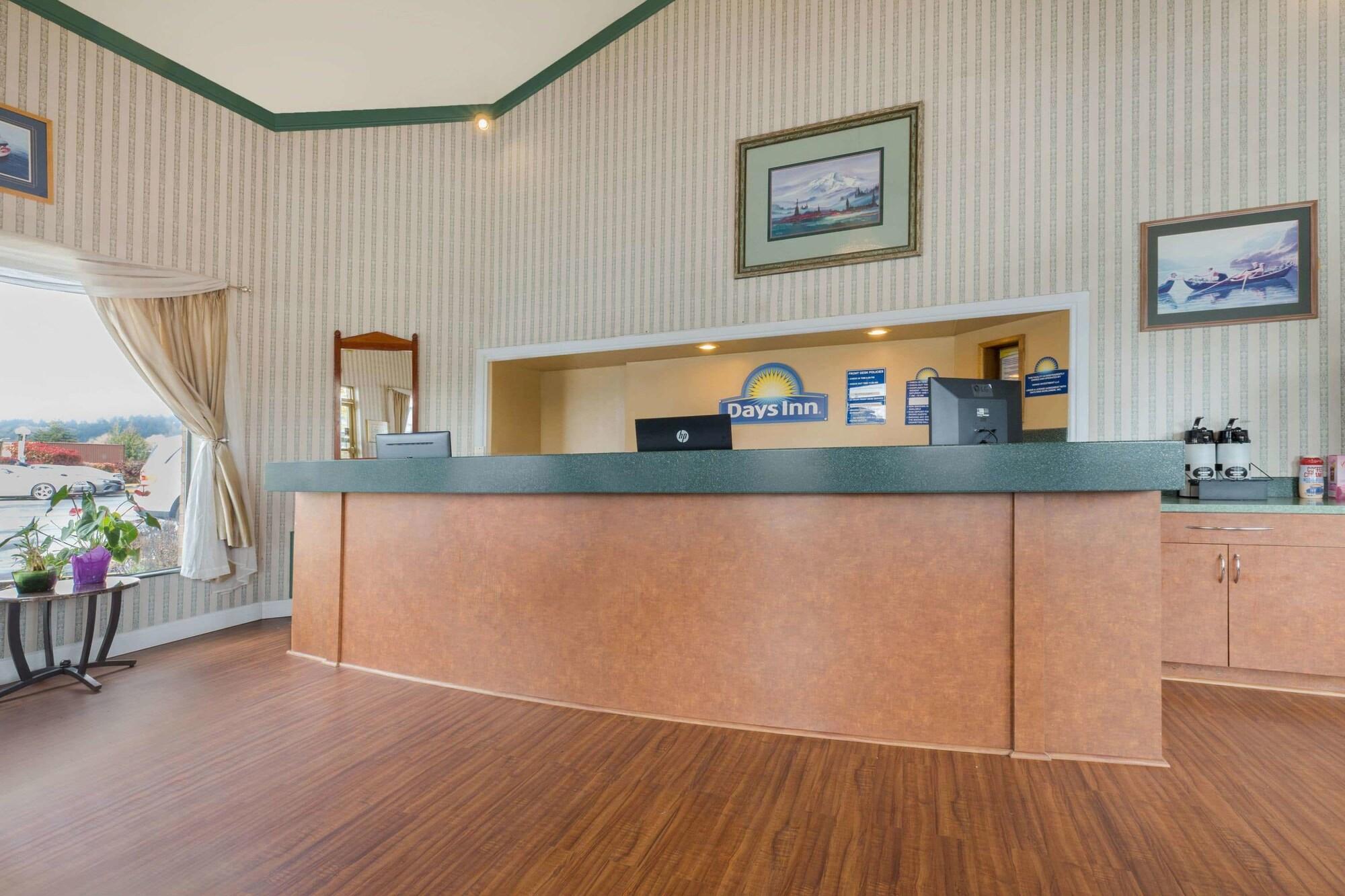 Vista Lobby Days Inn by Wyndham Auburn