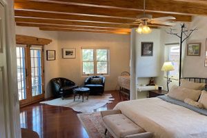 Alquiler Vacacional - Casa De Gracia - Historic East Side Sanctuary, Perfect for Working From Home