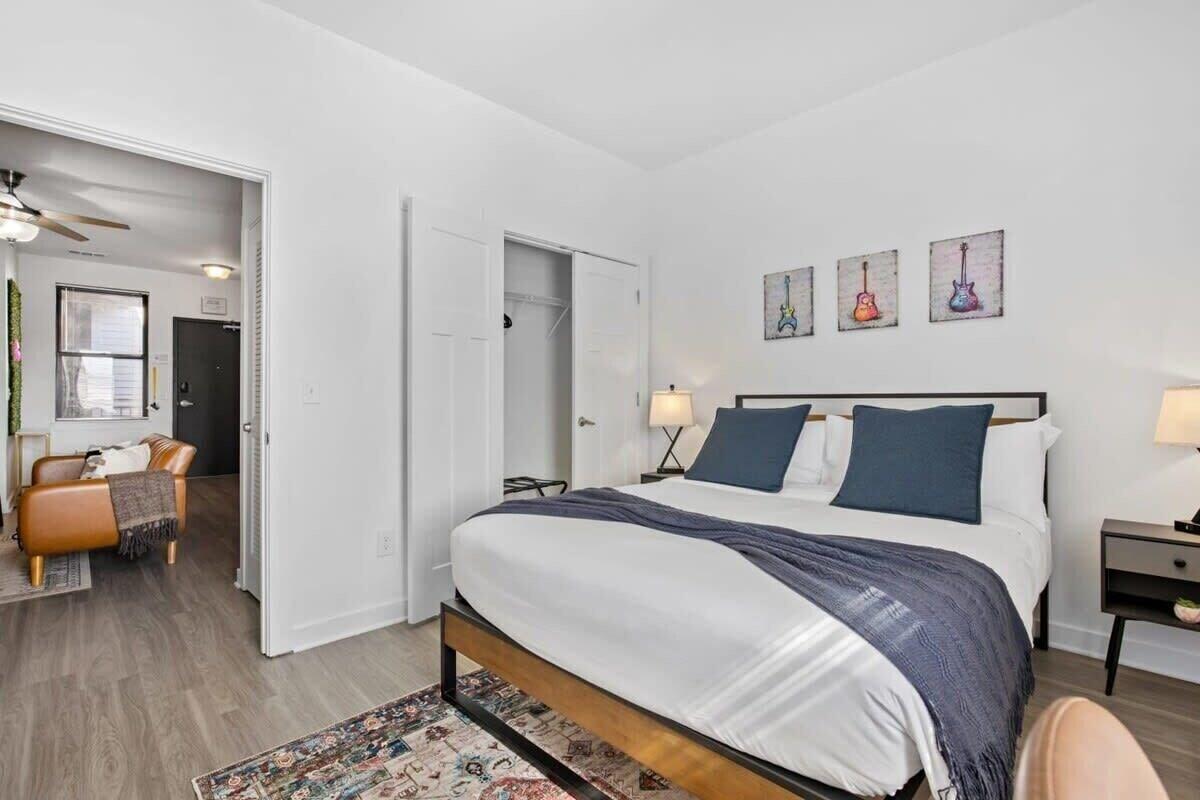 Habitación TWO CozySuites Music Row with parking