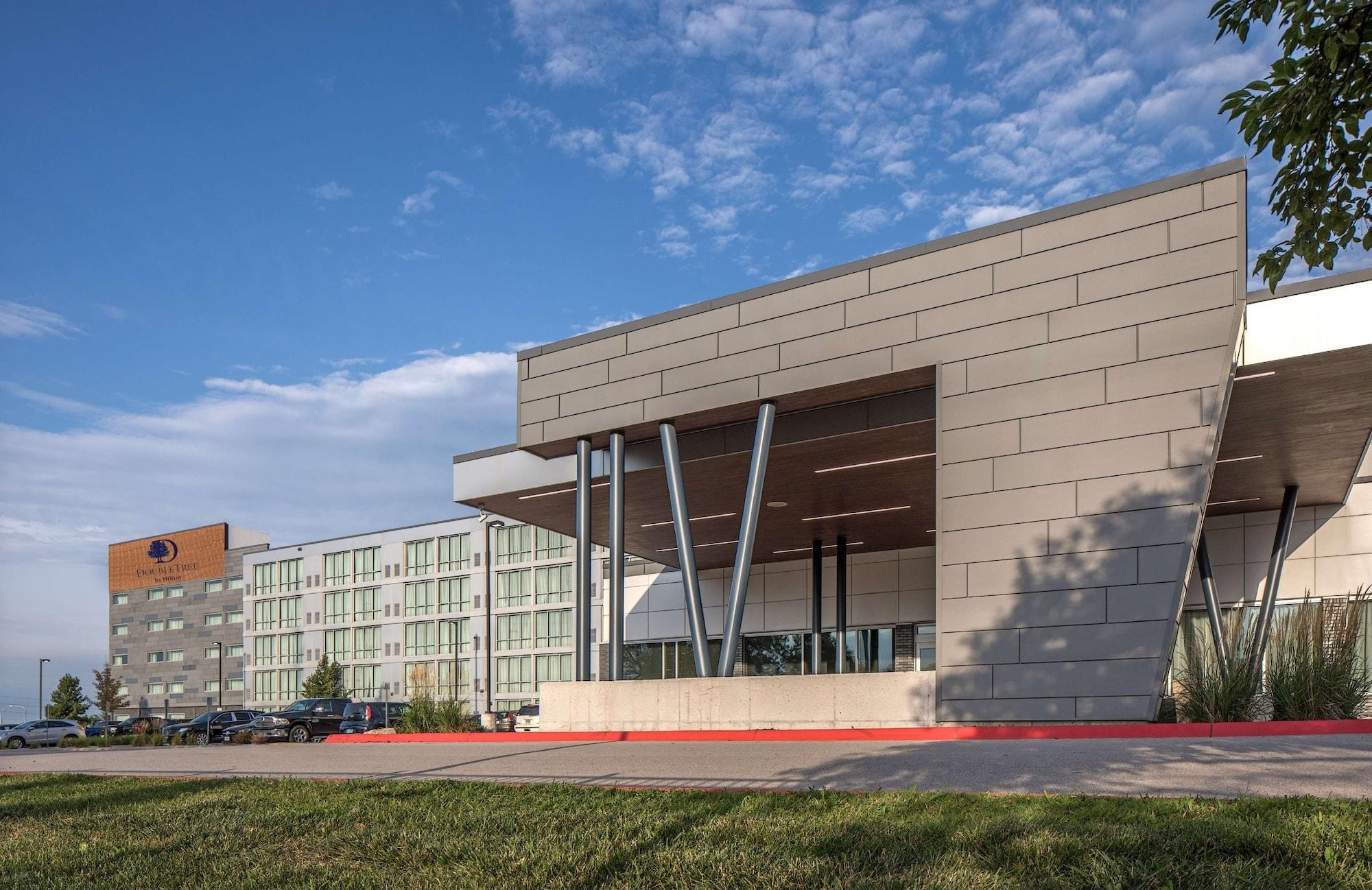 Vista Exterior DoubleTree by Hilton Omaha Southwest