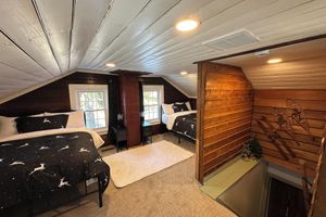 Alojamiento - Historic 5-Acre Farmhouse: Hot Tub, Fishing Pond, Bikes, Arcade, Pet-Friendly!