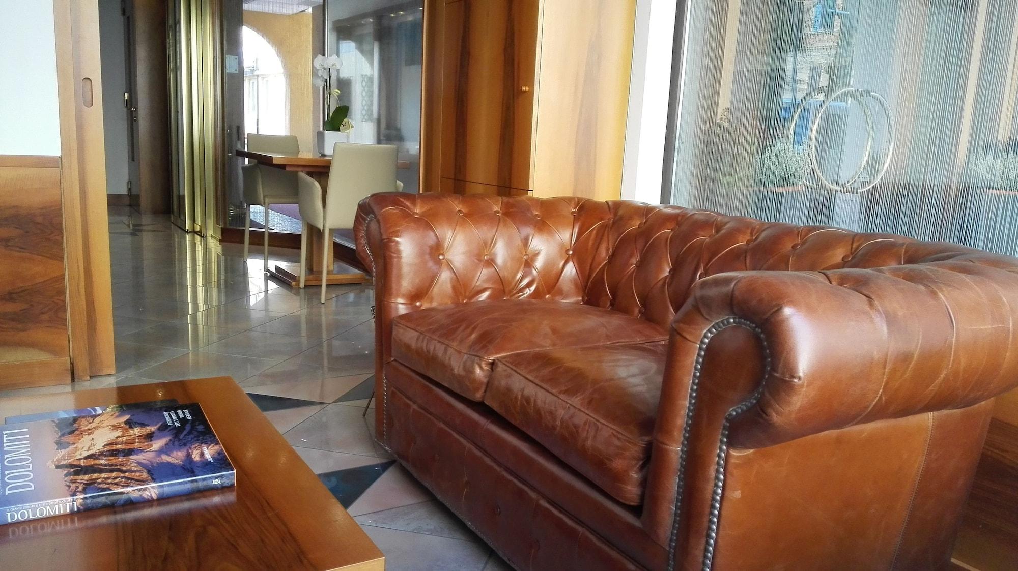 Vista Lobby Albergo Delle Alpi