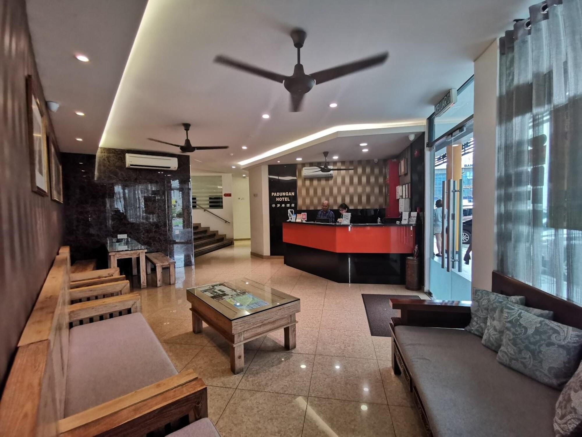 Bar/Salón Padungan Hotel
