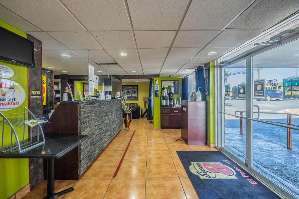 Vista Lobby Super 8 by Wyndham El Paso Airport
