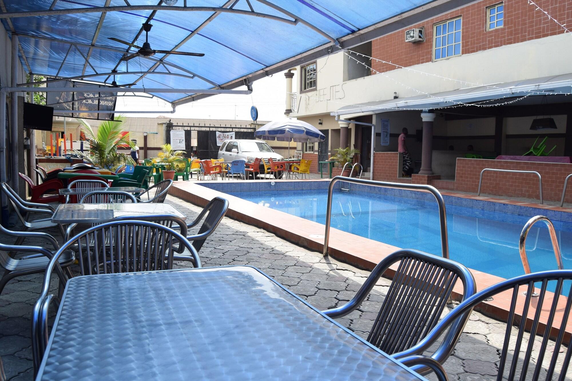 Varios De'elites Pool Bar & Inn