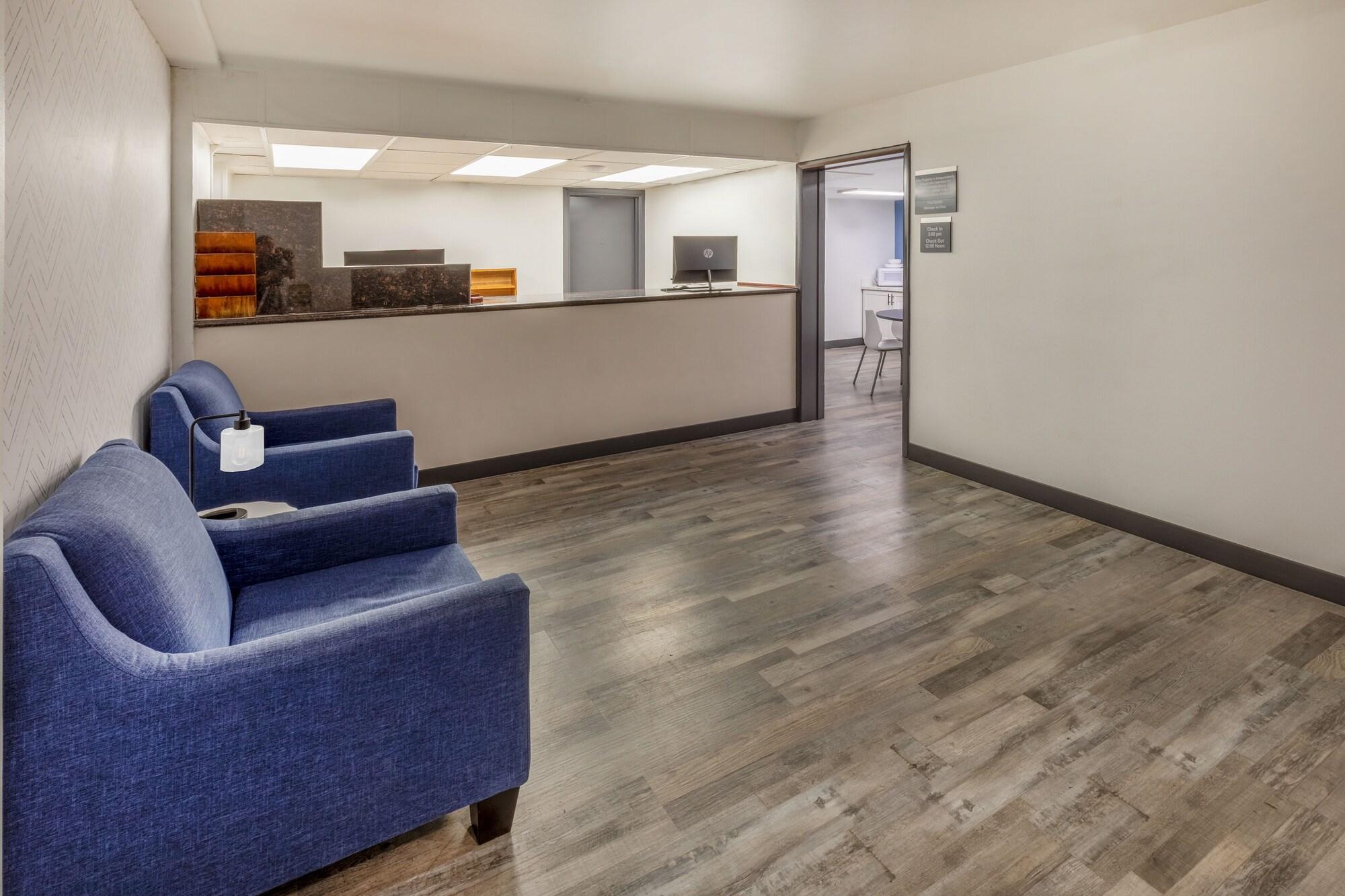 Vista Lobby Super 8 by Wyndham Laredo