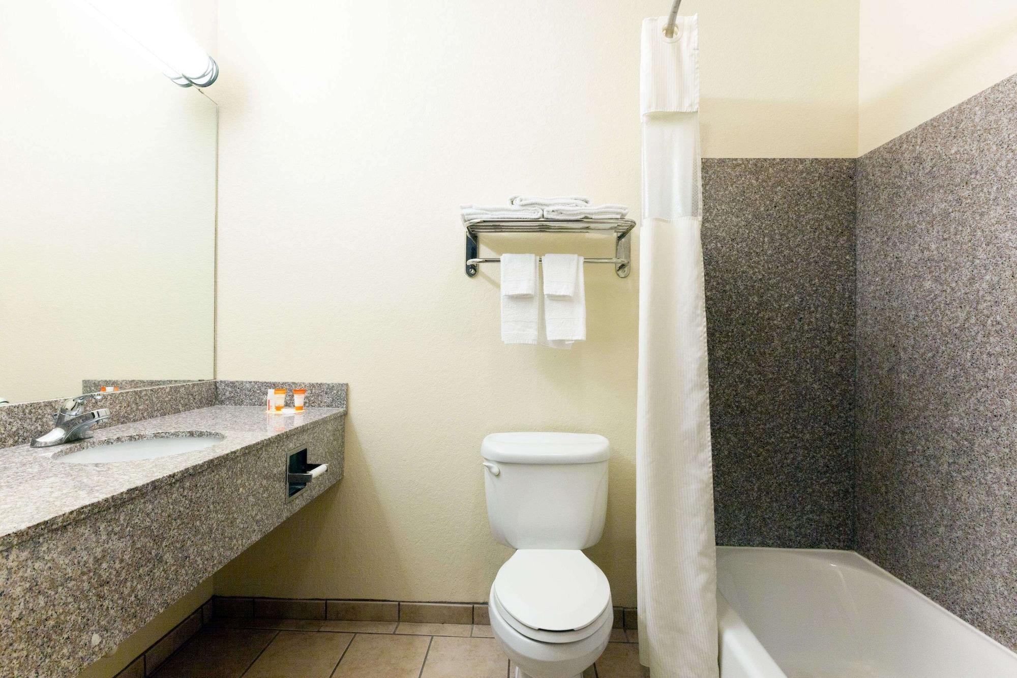 Equipamiento de Habitación Days Inn by Wyndham San Antonio at Palo Alto