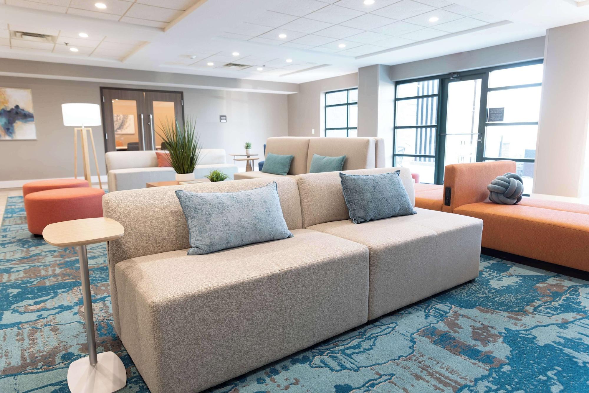 Vista Lobby Hilton Garden Inn Des Moines Airport