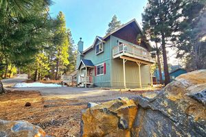 Alquiler Vacacional - Charming Retreat with Game Room near The Village, Lake, Hiking, and Snow Summit