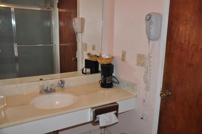 Baño Super 8 By Wyndham Hayward Downtown