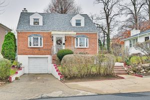 Vacation Rental - Mount Vernon Getaway - 4 Mi to the Bronx Zoo!