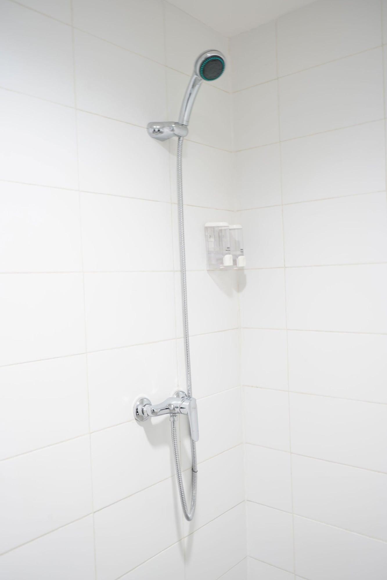 Equipamiento de Habitación UROOMS Senayan