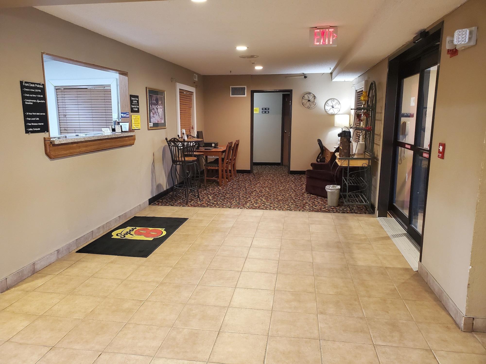 Vista Lobby Super 8 by Wyndham Blue Earth