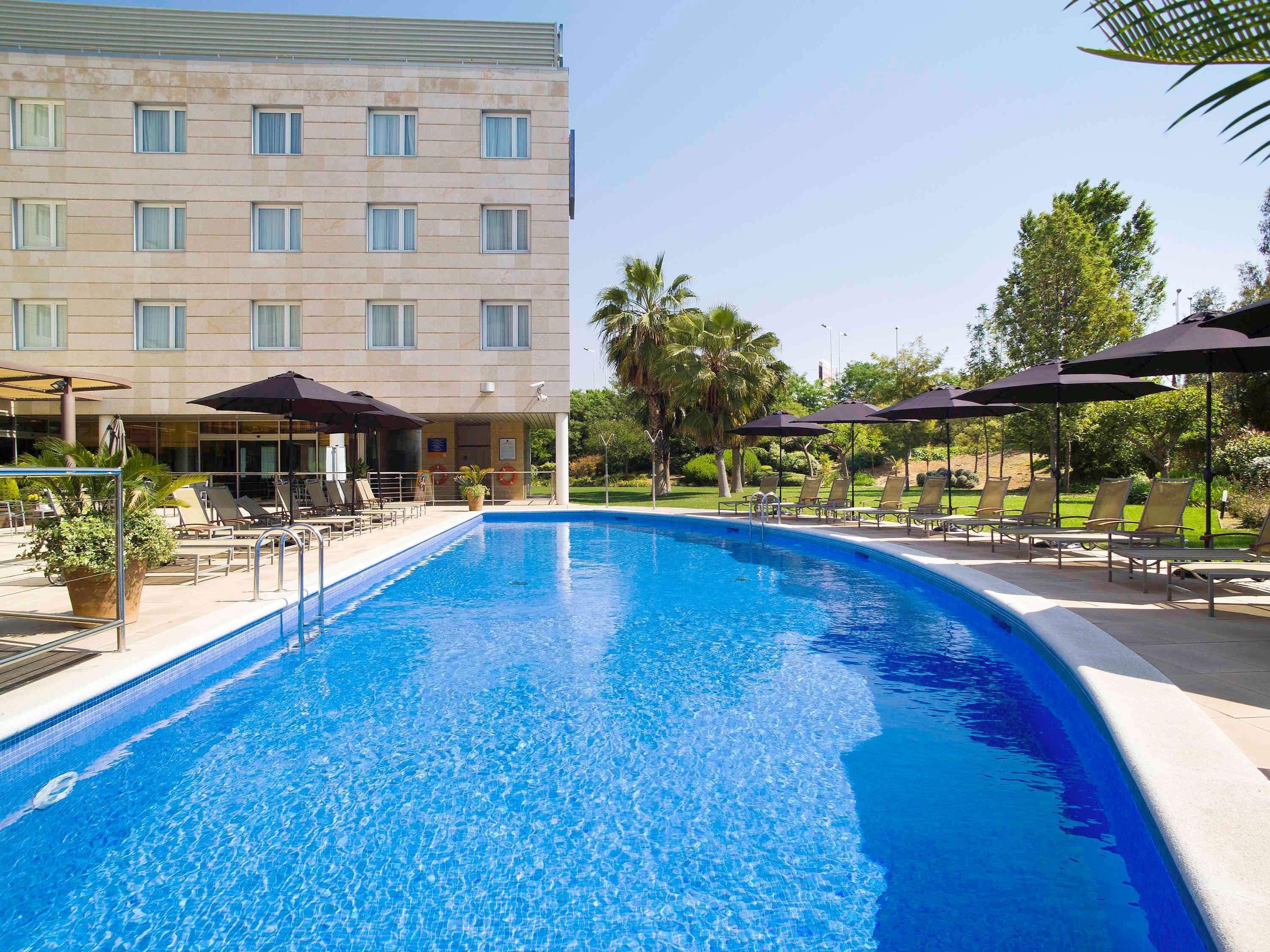 Vista Piscina Novotel Barcelona Cornella