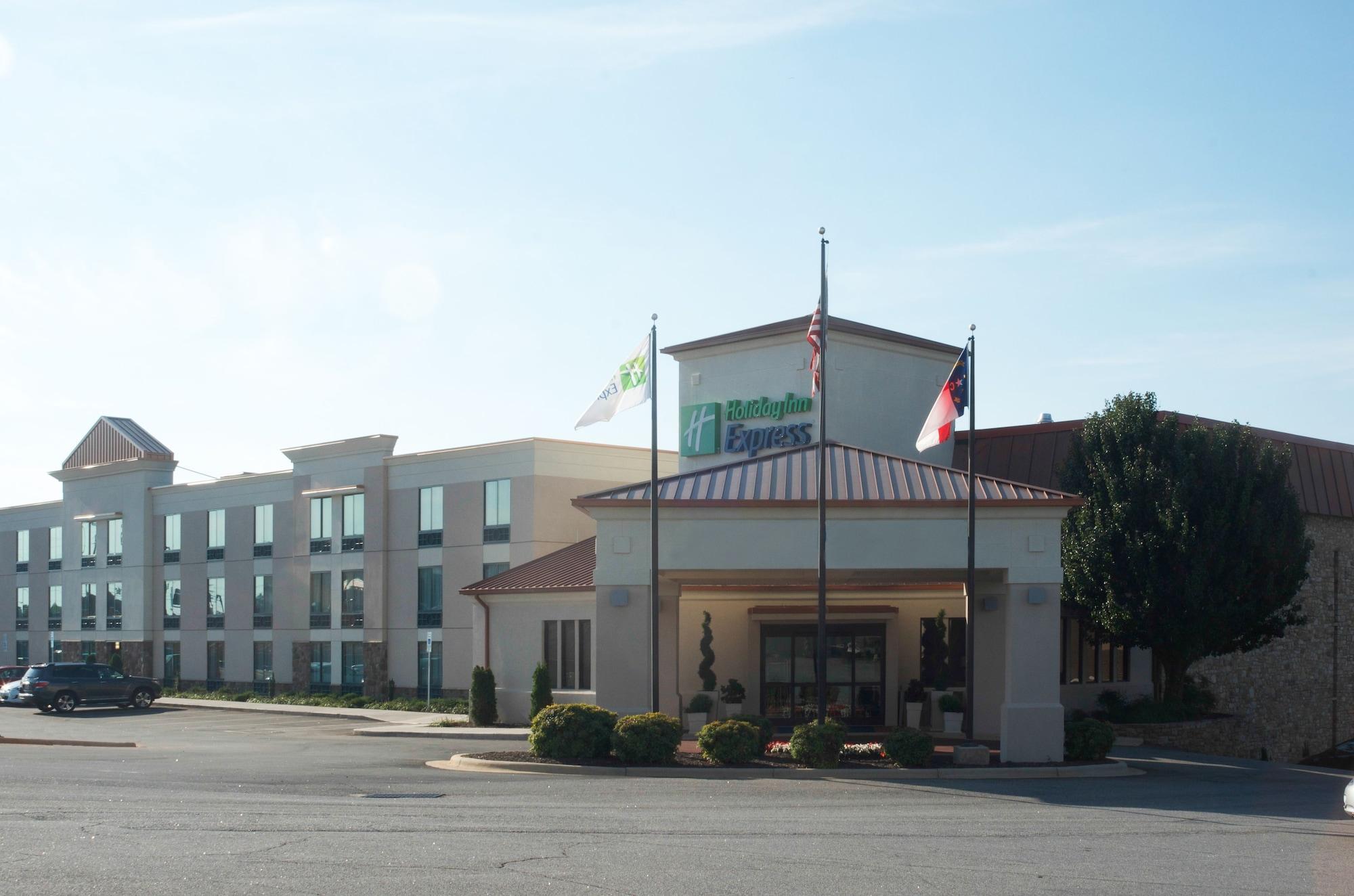 Vista Exterior Holiday Inn Express Hickory-Hickory Mart by IHG