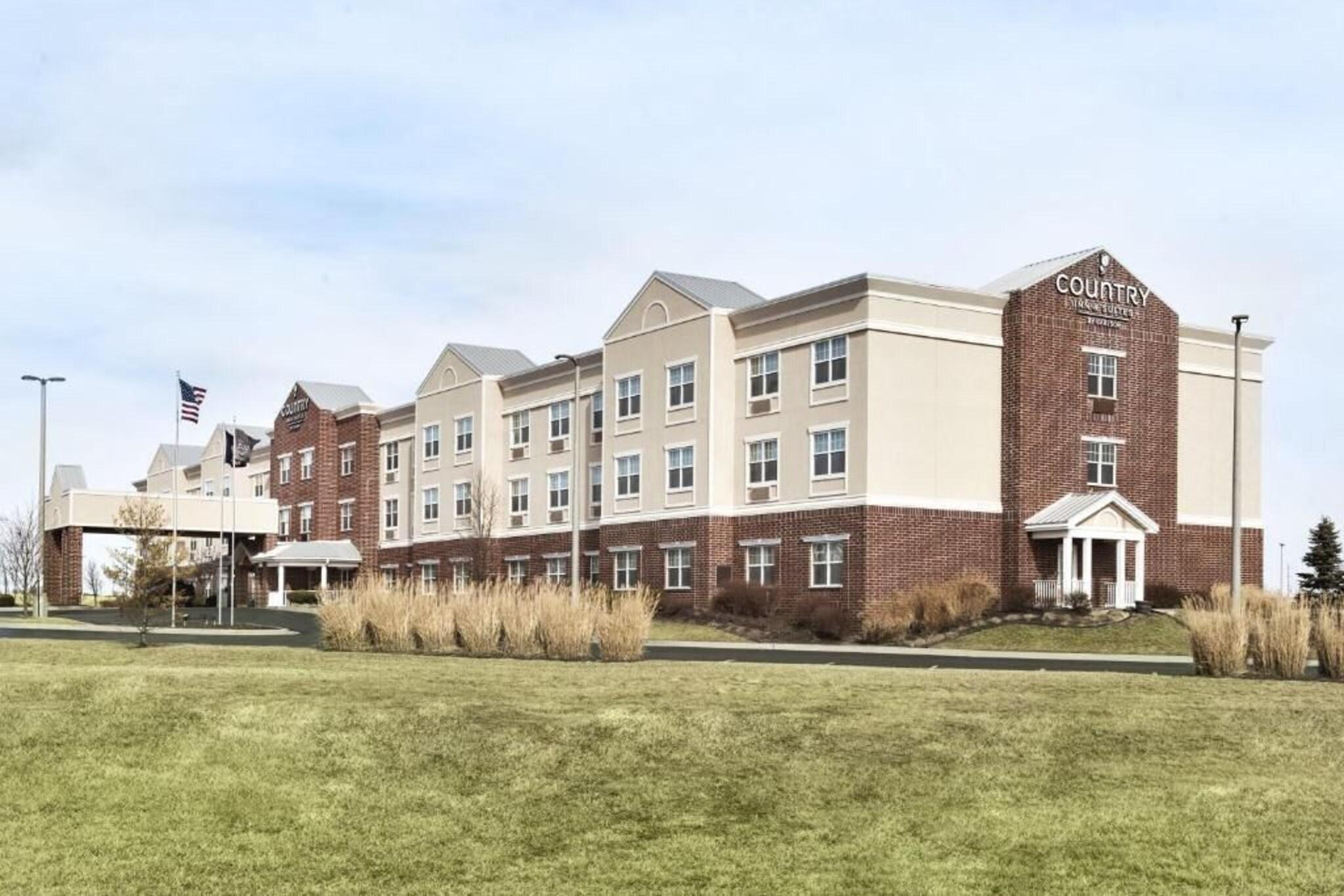 Vista Exterior Country Inn & Suites by Radisson, Kansas City at Village West, KS