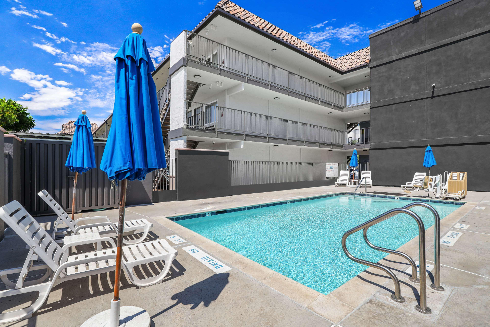 Vista Piscina Motel 6 Escondido, CA