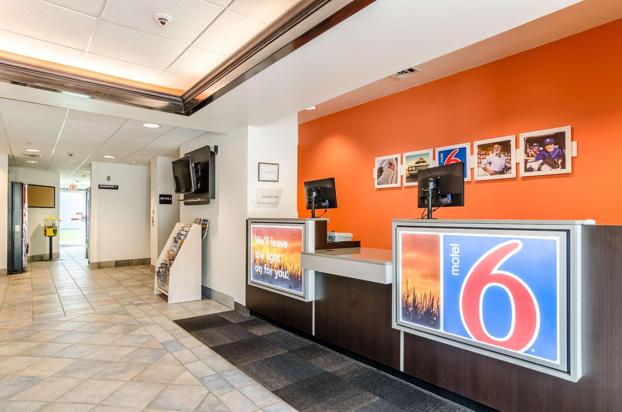 Vista Lobby Motel 6 Kearney, NE