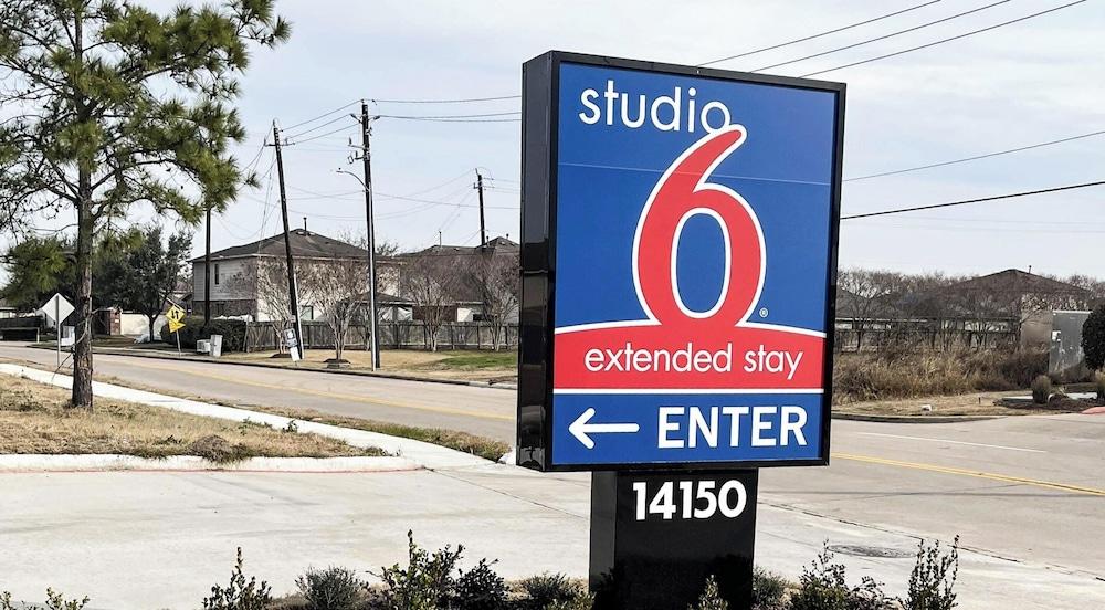 Vista Exterior Studio 6 Houston, TX – Pearland/Medical Center