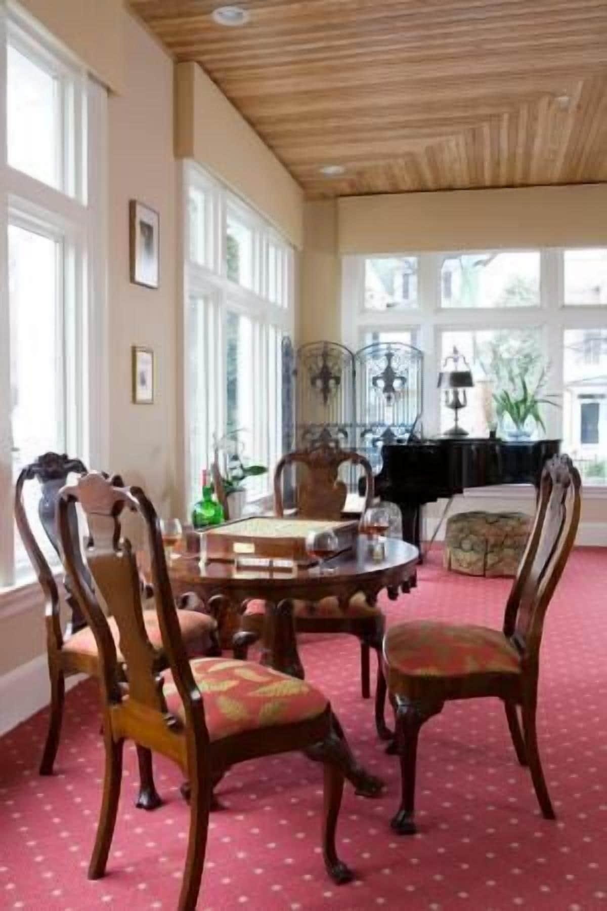Vista Lobby Inn at 202 Dover